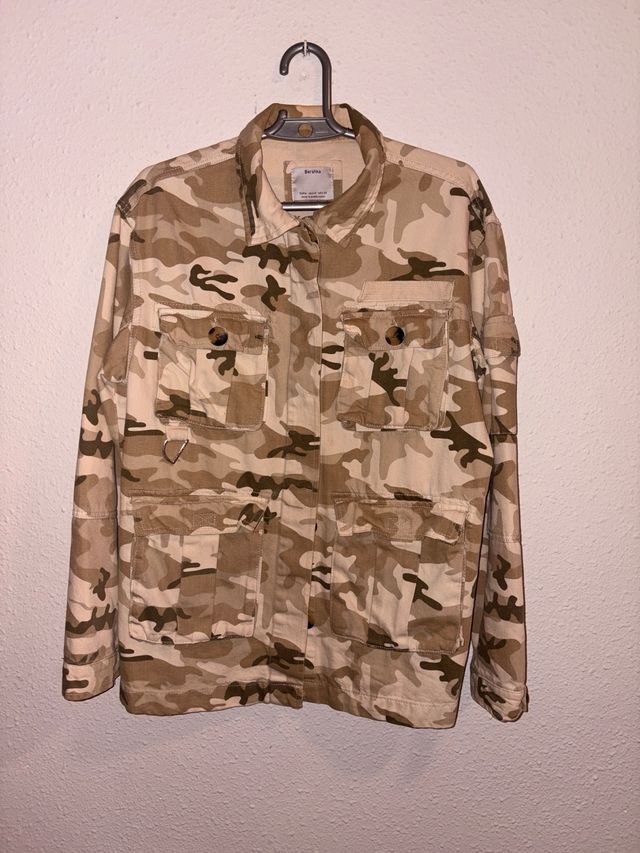 Chaqueta camuflaje Bershka