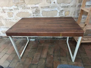 Mesa de madera con patas metálicas y 4 sillas
