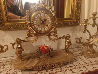 Reloj de sobremesa dorado con figuras