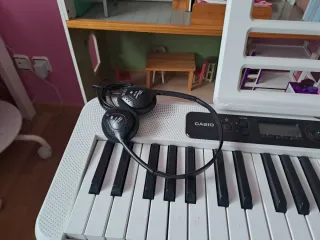 Teclado Casio con auriculares y silla
