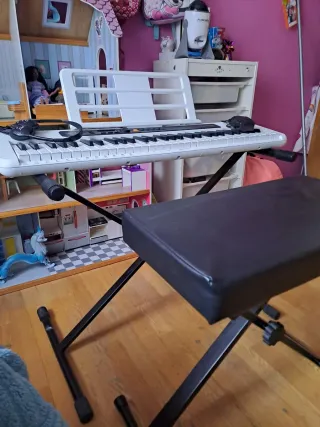 Teclado Casio con auriculares y silla