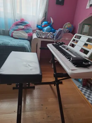 Teclado Casio con auriculares y silla