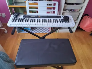 Teclado Casio con auriculares y silla