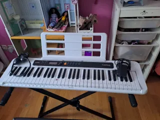 Teclado Casio con auriculares y silla