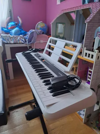 Teclado Casio con auriculares y silla