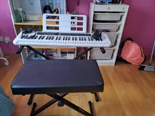 Teclado Casio con auriculares y silla