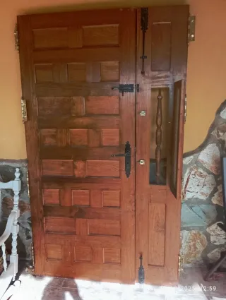 Puerta doble de madera
