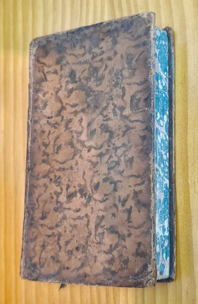 Libro antiguo de 1773. Bellos grabados. Voltaire