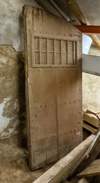 Puerta grande antigua madera con ventanas
