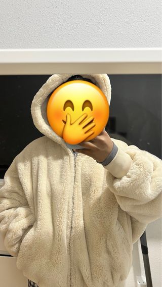 Chaqueta beige de pelo sintético con capucha,