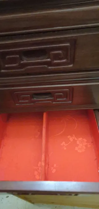 Joyero de madera tallada