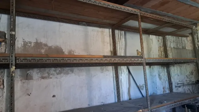 Estantería metálica desmontada