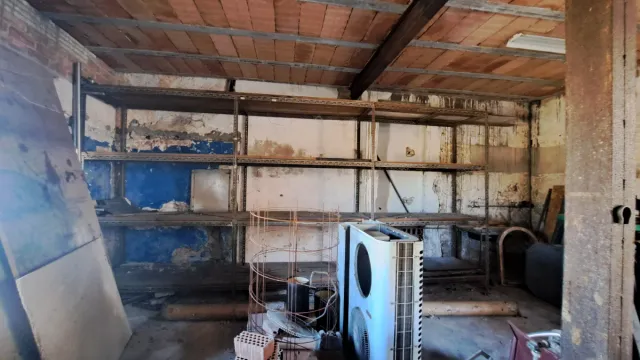 Estantería metálica desmontada