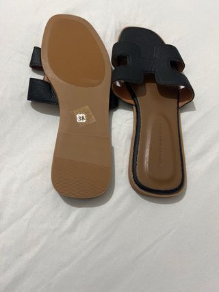 Sandalias negras planas