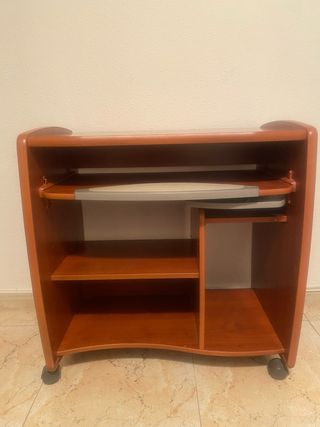 Mesa de ordenador con ruedas