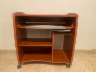 Mesa de ordenador con ruedas