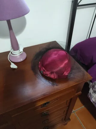 Tocado burdeos con velo negro