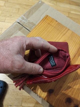 Cartera de piel roja con borla