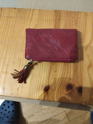 Cartera de piel roja con borla