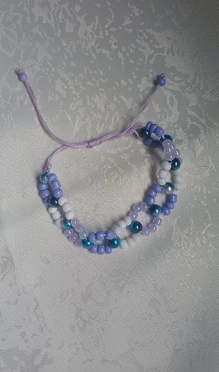 Pulsera artesanal de cuentas lila y blanca
