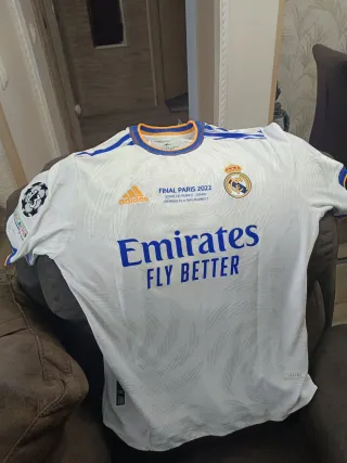 Equipación camiseta y pantalón corto Madrid Benzem