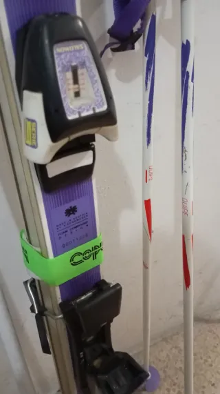 Esquís Atomic con bastones