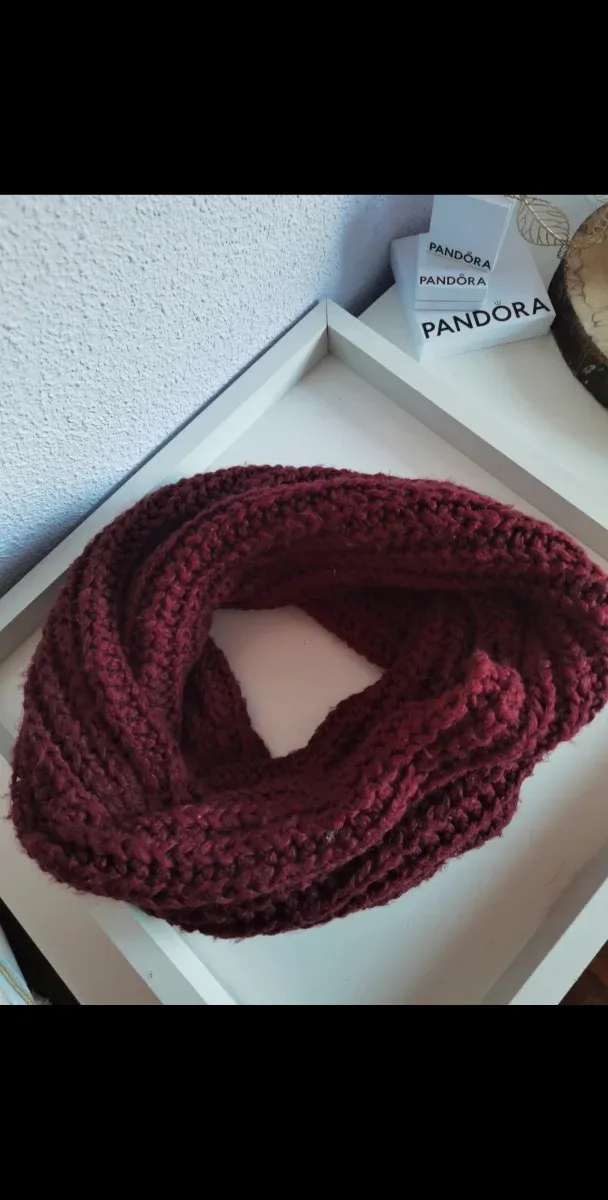 Cuello de punto color burdeos