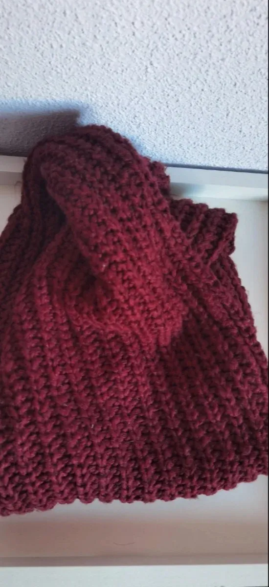 Cuello de punto color burdeos