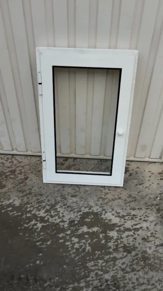 Ventana aluminio blanca con marco negro77+48