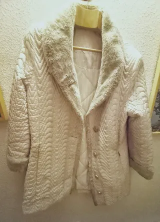 Chaquetón impermeable mujer beige