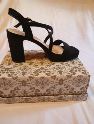 Sandalias de tacón negras usadas solo una ocasión.