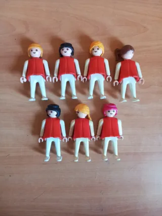 399. Playmobil lote 7 figuras mujeres rojas clásic