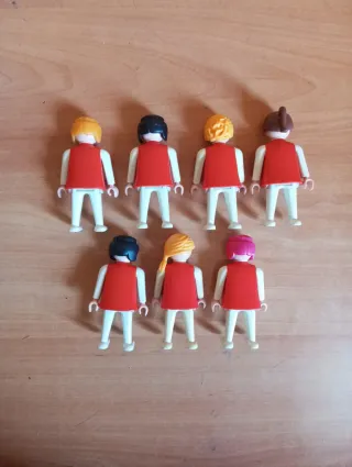 399. Playmobil lote 7 figuras mujeres rojas clásic