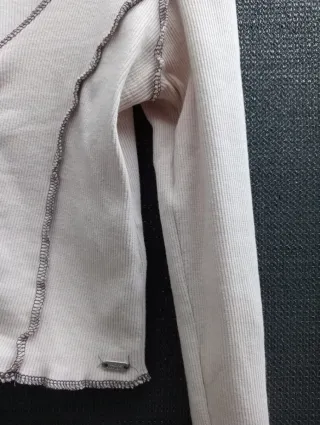 Top de canalé con cordones.