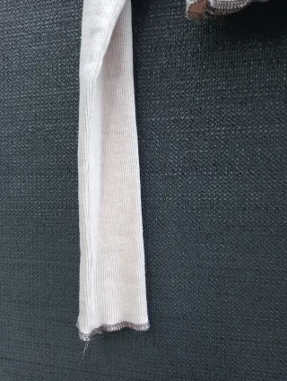 Top de canalé con cordones.