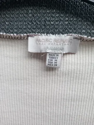 Top de canalé con cordones.