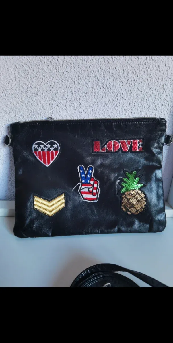 Bolso de mano negro con parches