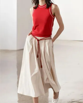 Top de punto rojo con ribetes blancos