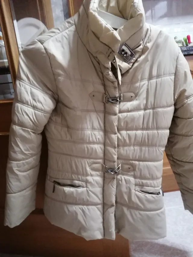 Chaquetón Corte Inglés Beige cuello alto..