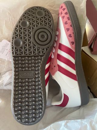 Adidas con corazones rosas y blancos