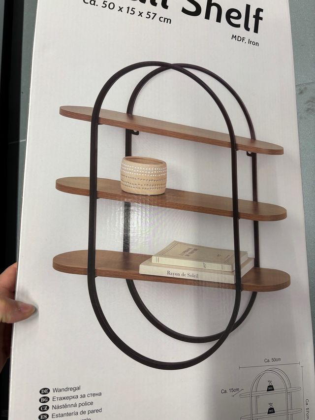 Estantería de pared negra y madera