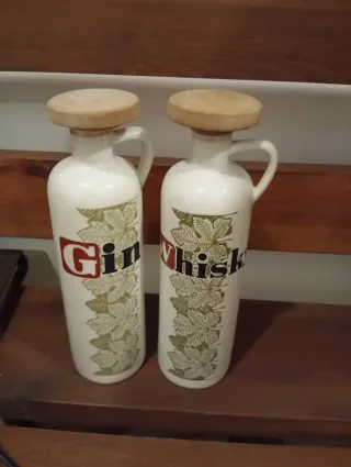 Set di 2 bottiglie di gin e whisky in ceramica antica