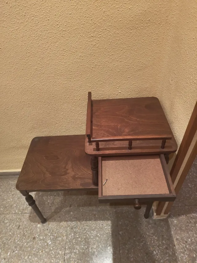 Recibidor de madera marrón