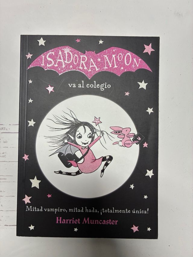 Isadora Moon va al colegio / Isadora Moon Goes ...