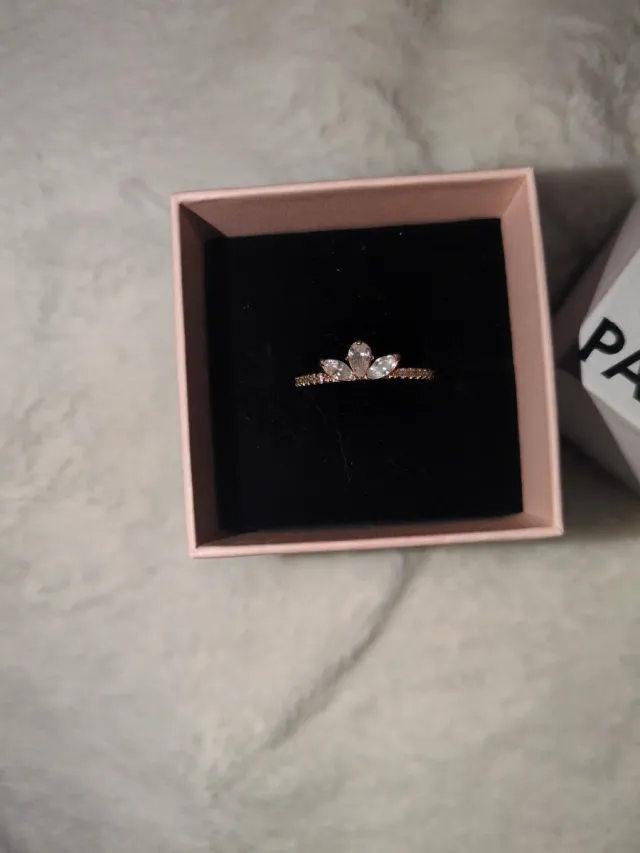 Anillo Pandora Tiara Radiante en perfecto estado