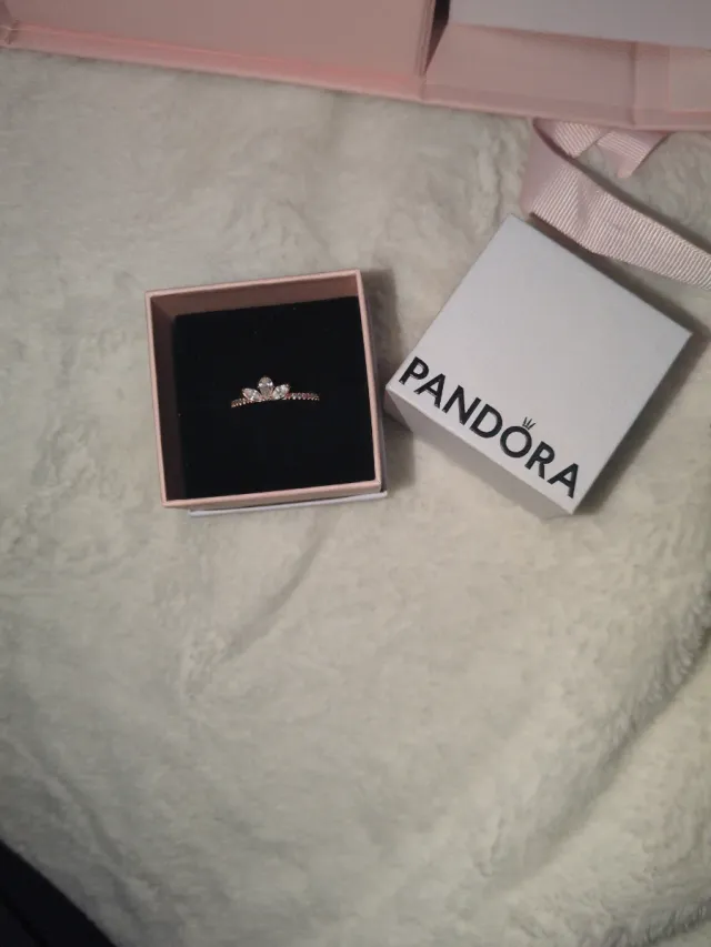 Anillo Pandora Tiara Radiante en perfecto estado