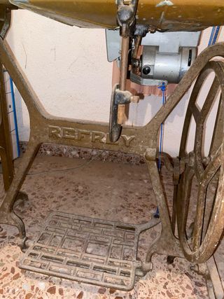 Máquina de coser Refrey antigua