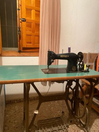 Máquina de coser Refrey antigua