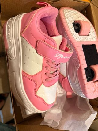Zapatillas con ruedas niña rosa y blanco.