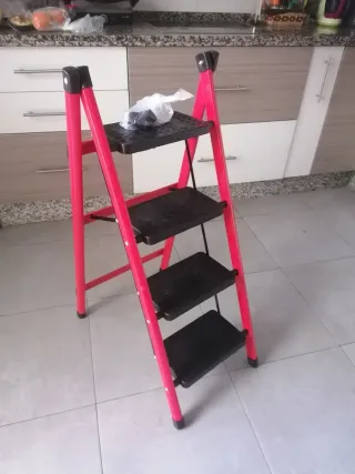 Escalera plegable roja 4 peldaños